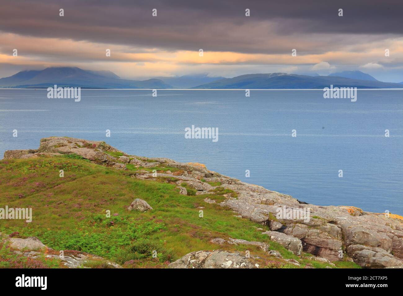 Vista su Inner Sound con l'Isola di Skye e le montagne Cuillin in lontananza, West Highlands, Scozia. REGNO UNITO Foto Stock