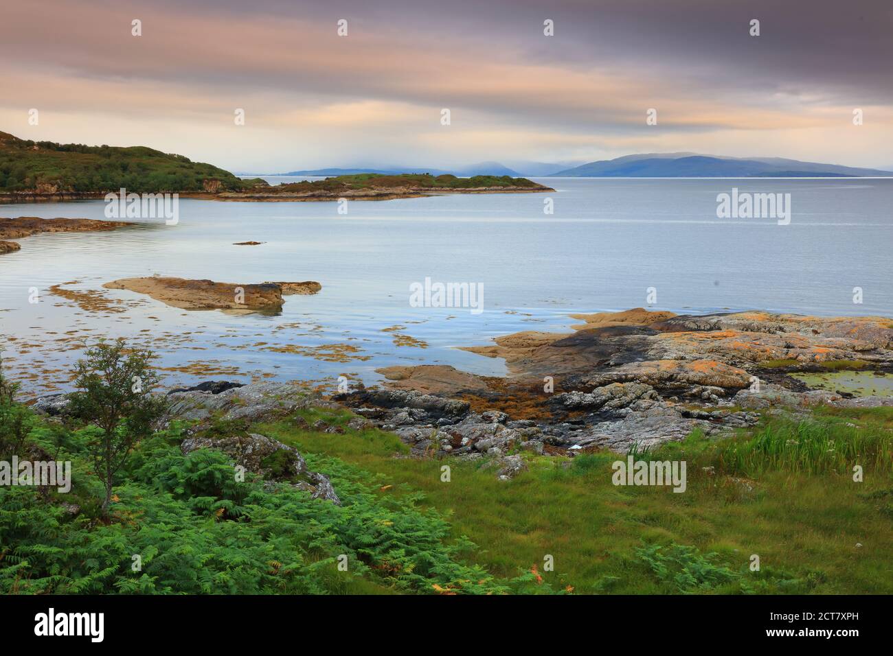 Vista su Inner Sound con l'Isola di Skye in lontananza, West Highlands, Scozia. REGNO UNITO Foto Stock