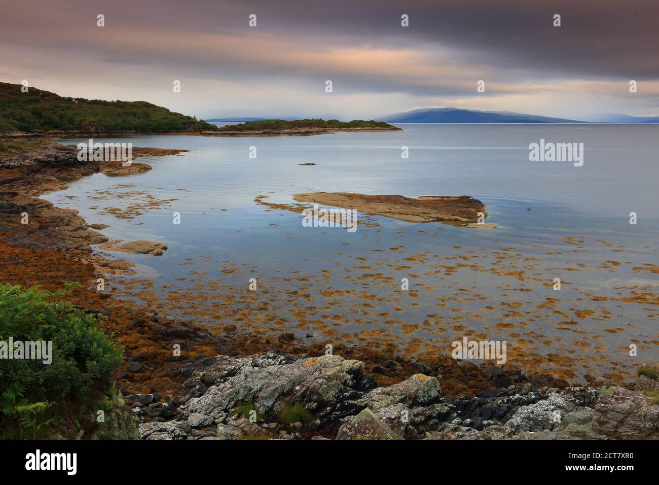 Vista su Inner Sound con l'Isola di Skye in lontananza, West Highlands, Scozia. REGNO UNITO Foto Stock