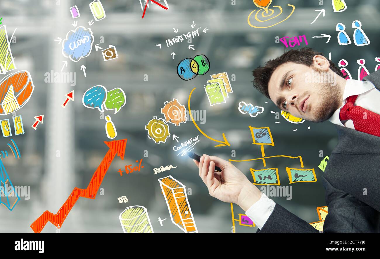 L'uomo d'affari disegna un disegno di nuovo progetto creativo Foto Stock