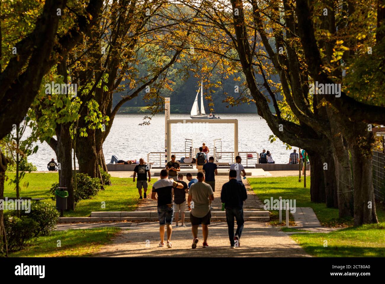 Passeggiata sul Lago Baldeney, molo per le navi della flotta Bianca, atterraggio lido, barche a vela sul lago, un serbatoio Ruhr, in Essen NRW, Germ Foto Stock