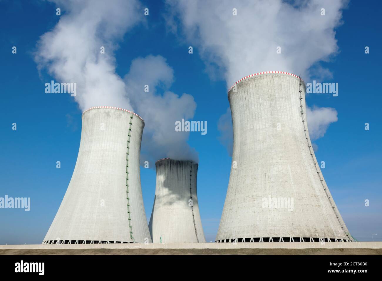 torri di raffreddamento della centrale nucleare Foto Stock