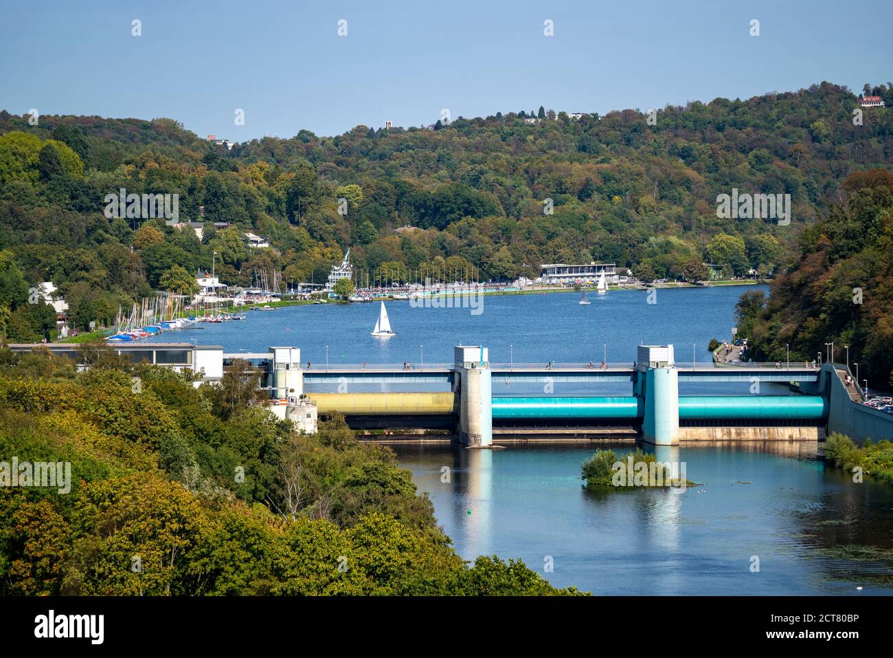 Lago Baldeney, un bacino idrico della Ruhr, diga, con centrale idroelettrica, dietro la torre di regata con le tribune, a Essen NRW, Germania Foto Stock