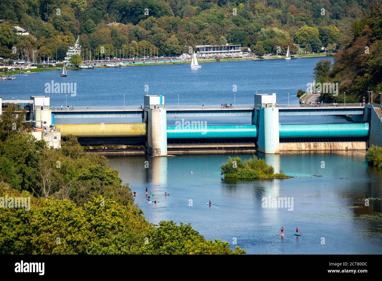 Lago Baldeney, un bacino idrico della Ruhr, diga, con centrale idroelettrica, dietro la torre di regata con le tribune, a Essen NRW, Germania Foto Stock