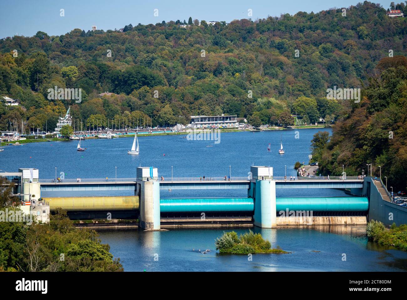Lago Baldeney, un bacino idrico della Ruhr, diga, con centrale idroelettrica, dietro la torre di regata con le tribune, a Essen NRW, Germania Foto Stock
