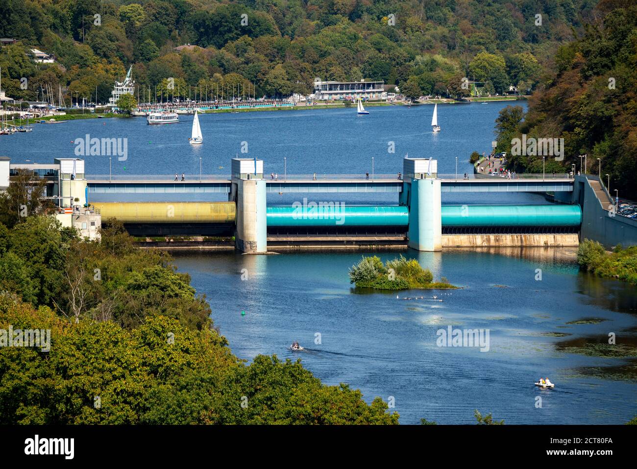 Il Baldeneysee, un serbatoio della Ruhr, diga, con centrale idroelettrica, dietro la torre di regata con tribune, barca di escursione della flotta bianca Foto Stock