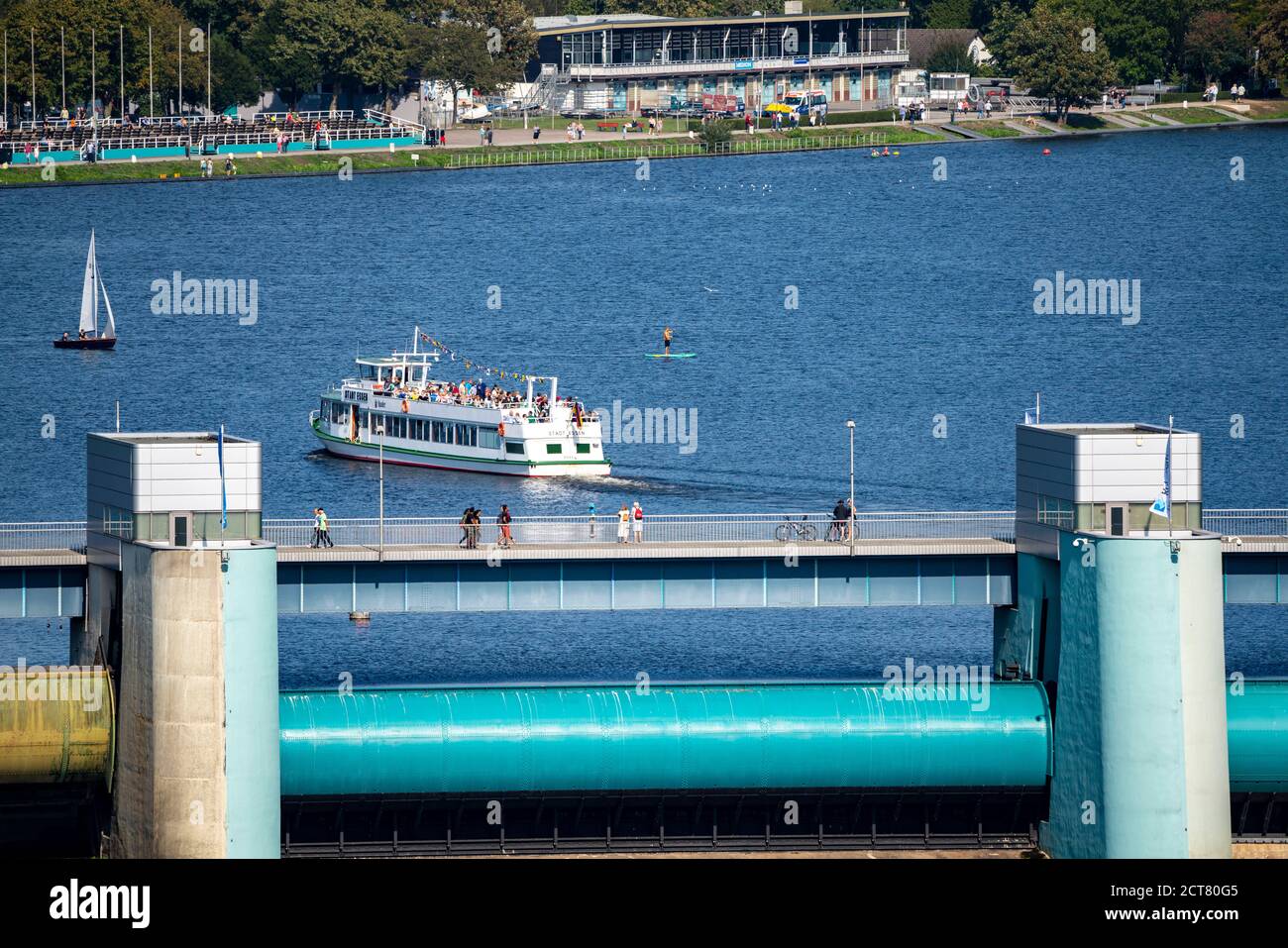Il Baldeneysee, un serbatoio della Ruhr, diga, con centrale idroelettrica, dietro la torre di regata con tribune, barca di escursione della flotta bianca Foto Stock