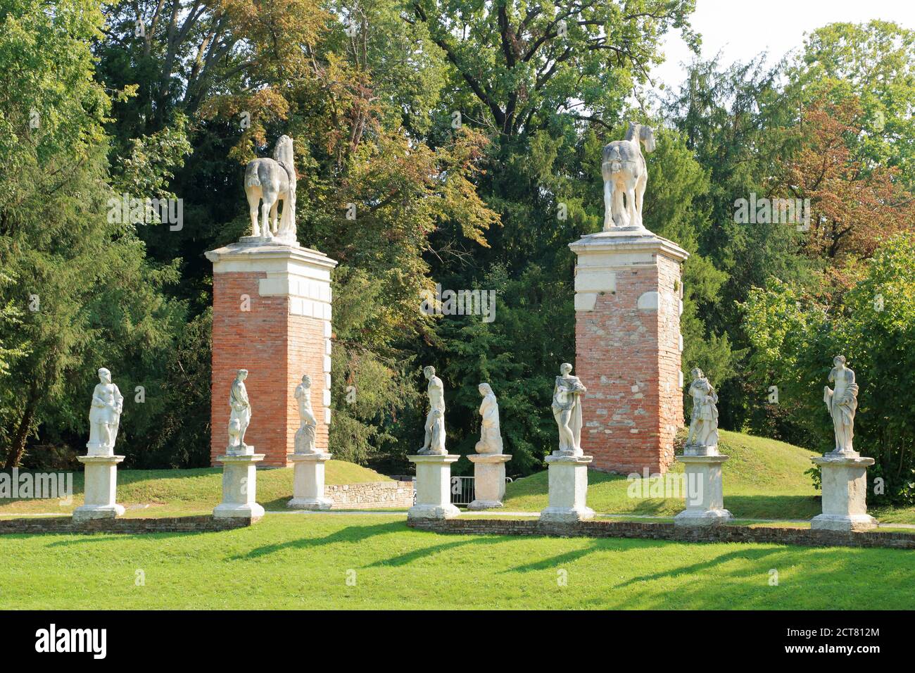 La Cavallerizza - un cerchio di statue di Orazio Marinali a Villa Parco Bolasco, Parco storico, Castelfranco Veneto Foto Stock
