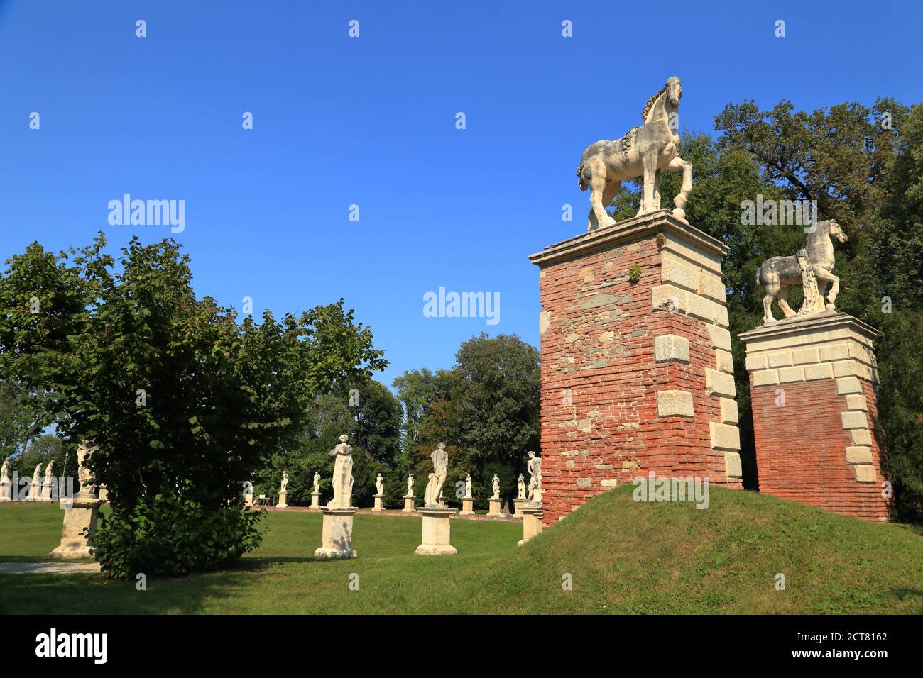 La Cavallerizza - un cerchio di statue di Orazio Marinali a Villa Parco Bolasco, Parco storico, Castelfranco Veneto Foto Stock