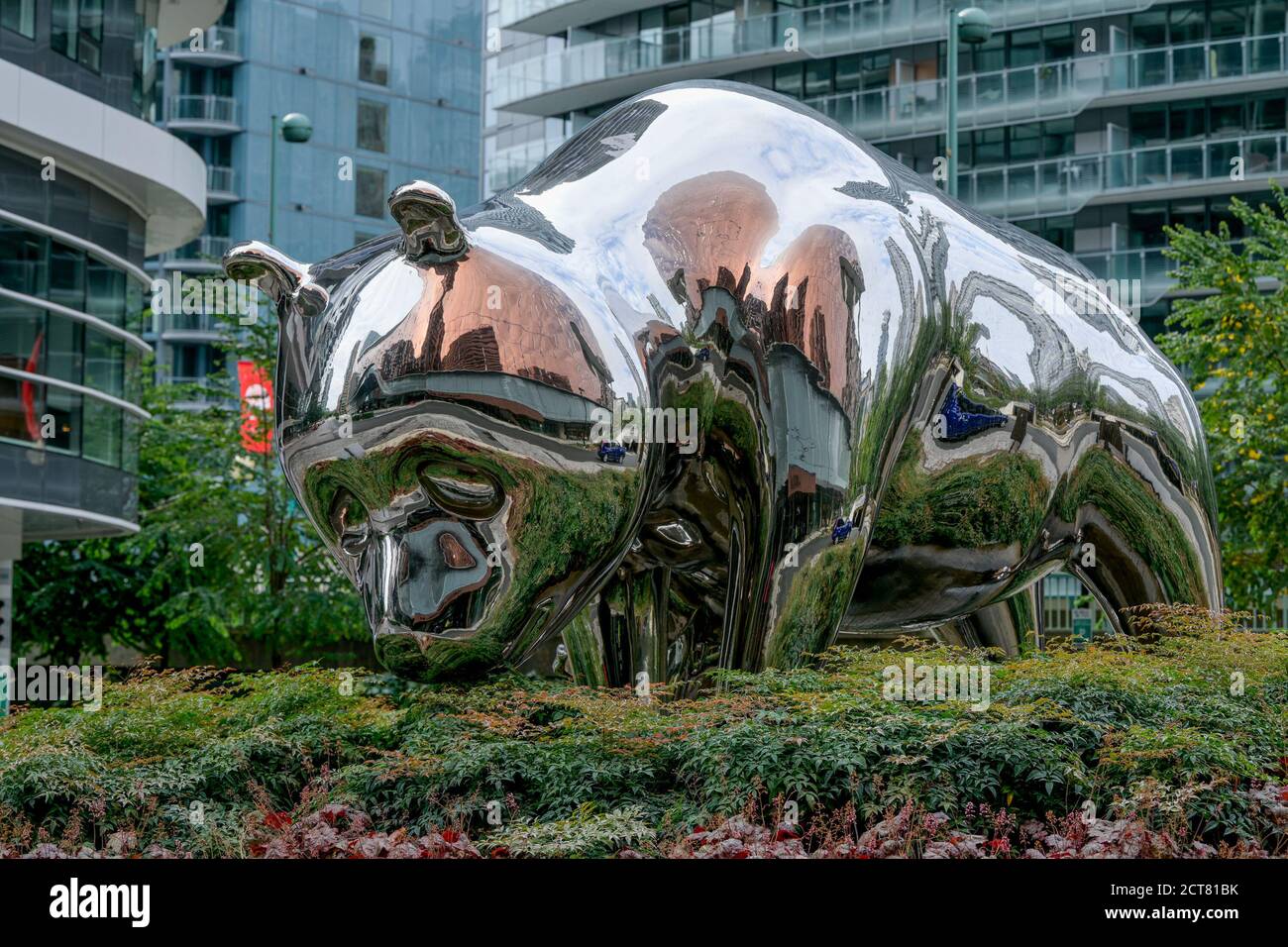La scultura degli orsi dei panda in acciaio inossidabile "Slow" , dell'artista Zhang Huan, vicino al complesso alberghiero del casinò Parq Vancouver, Vancouver, British Columbia, Foto Stock