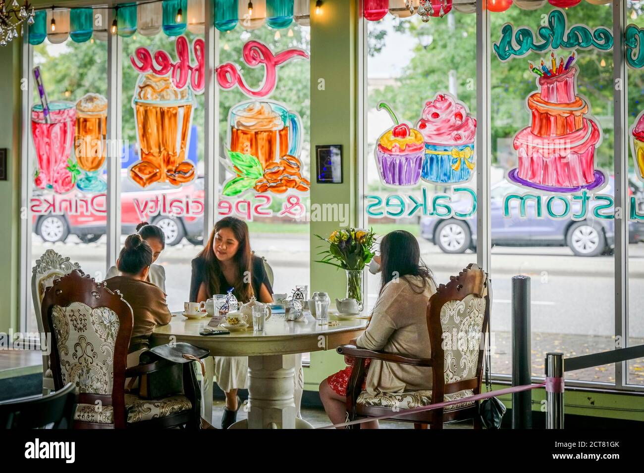Le donne gustano il tè nella pasticceria Foto Stock