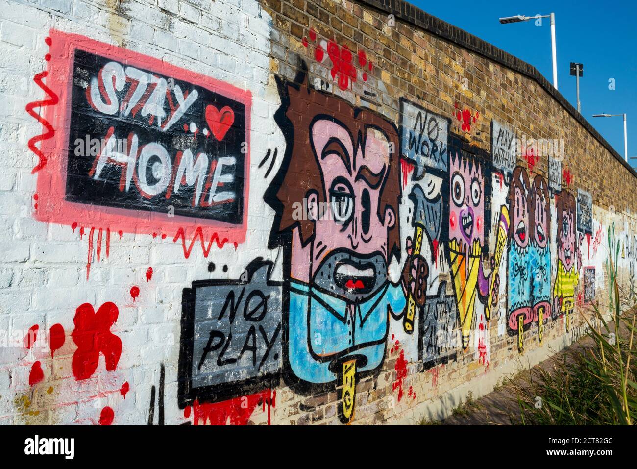 COVID 19 Graffiti correlati a Coronavirus su un muro a Chalkwell, Southend on Sea, Essex, UK. Rimani a casa. Nessun gioco Foto Stock