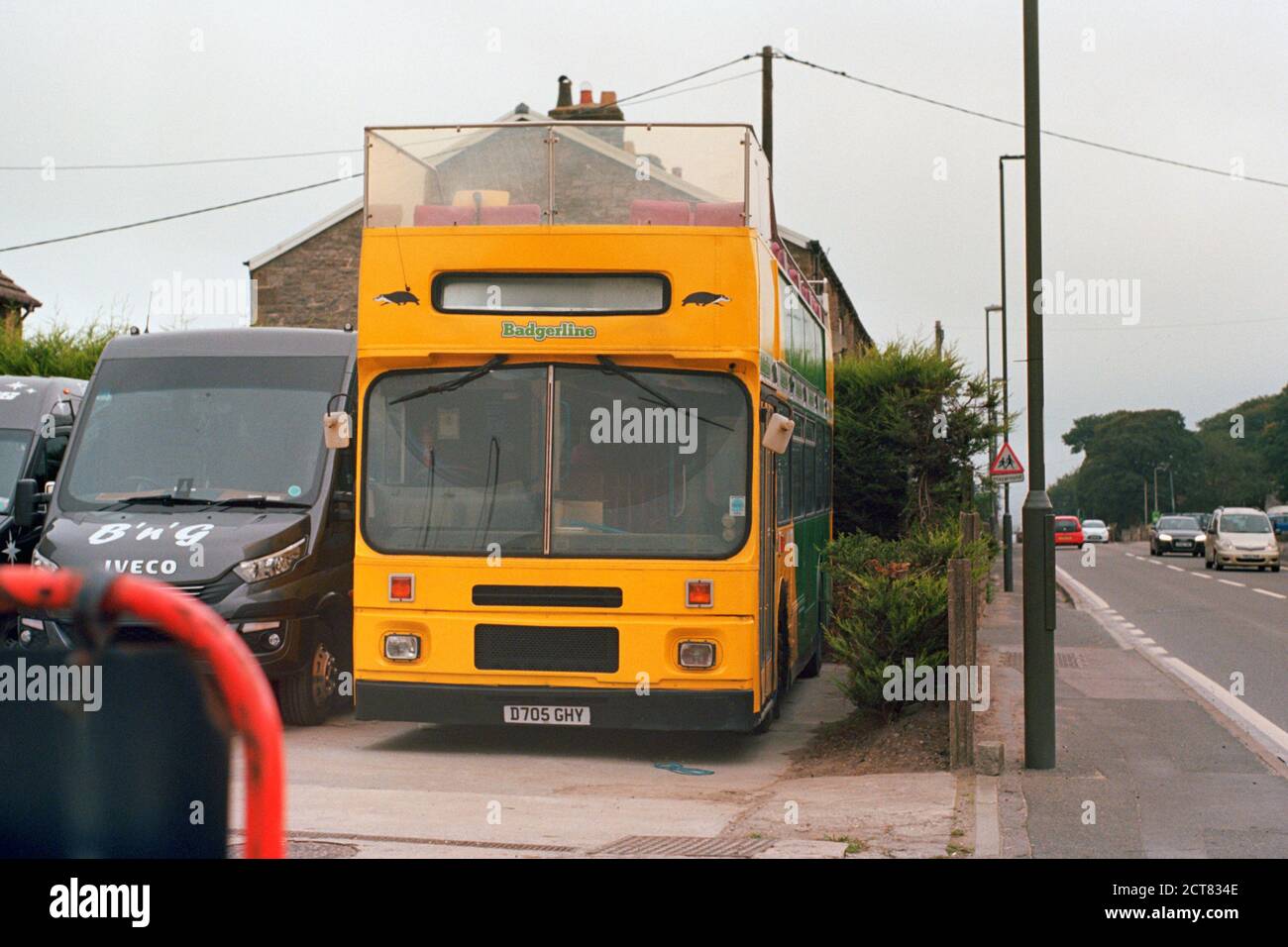 Dove Holes, Buxton, UK - 16 settembre 2020: Un vecchio autobus a due piani Badgerline in un cantiere. Foto Stock