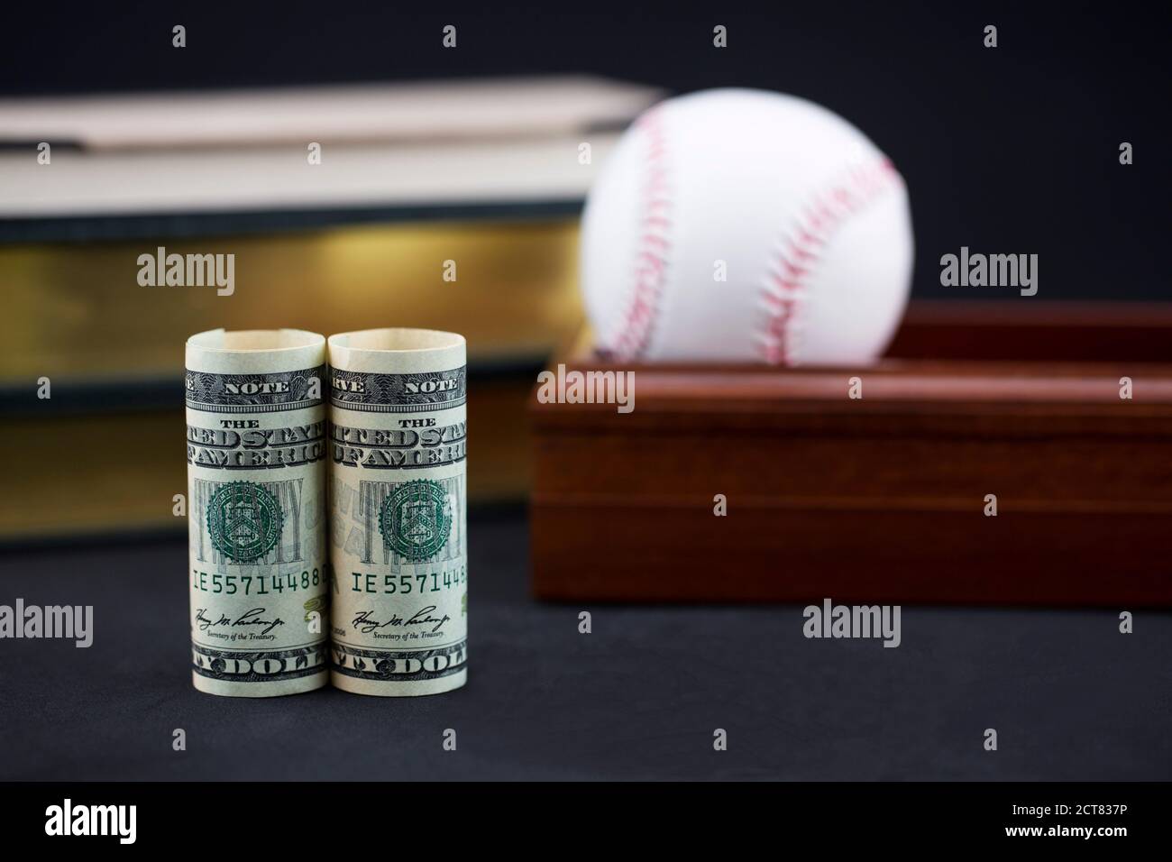 Investimenti sportivi strategici di successo, professionali o accademici, che si riflettono in baseball, libri, box, e valuta americana in dollari Foto Stock