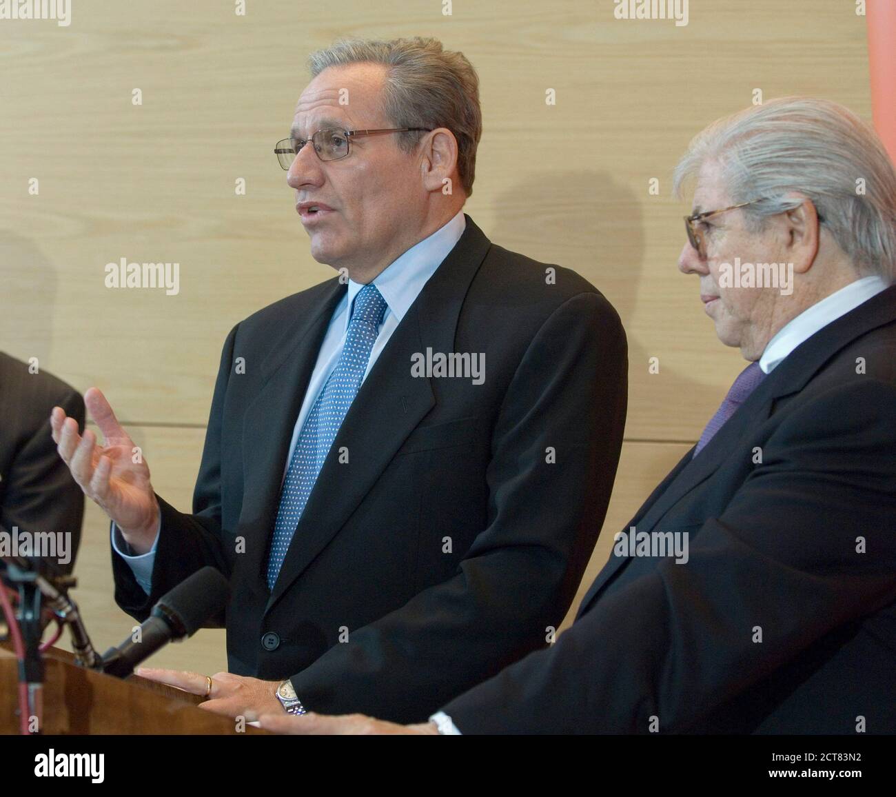 Austin, Texas, Stati Uniti. 23 marzo 2007. I giornalisti di Watergate BOB WOODWARD, l, e CARL BERNSTEIN, parlano con i giornalisti dell'Università del Texas dove i documenti di Mark Felt (alias Deep Throat) sono stati messi a disposizione dei ricercatori il 23 marzo 2007. La coppia leggendaria donò archivi Watergate al Centro Harry Ransom nel 2006. © Bob Daemmrich Credit: Bob Daemmrich/ZUMA Wire/Alamy Live News Foto Stock