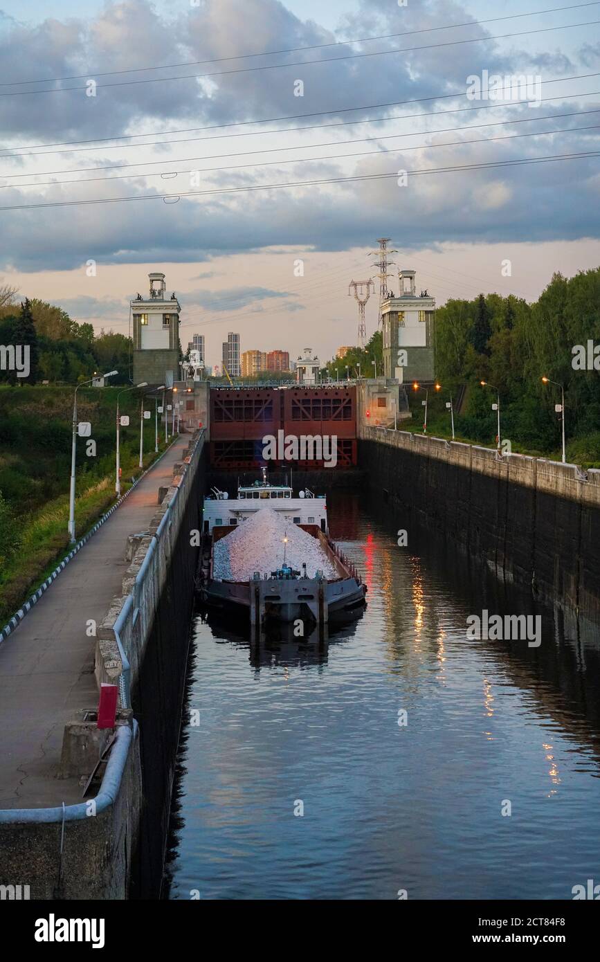 Porta numero 7 del canale che prende il nome da Mosca nel distretto Pokrovskoe-Streshnevo (Tushino) di Mosca. Vista del blocco del fiume sulla Mosca - Volg Foto Stock