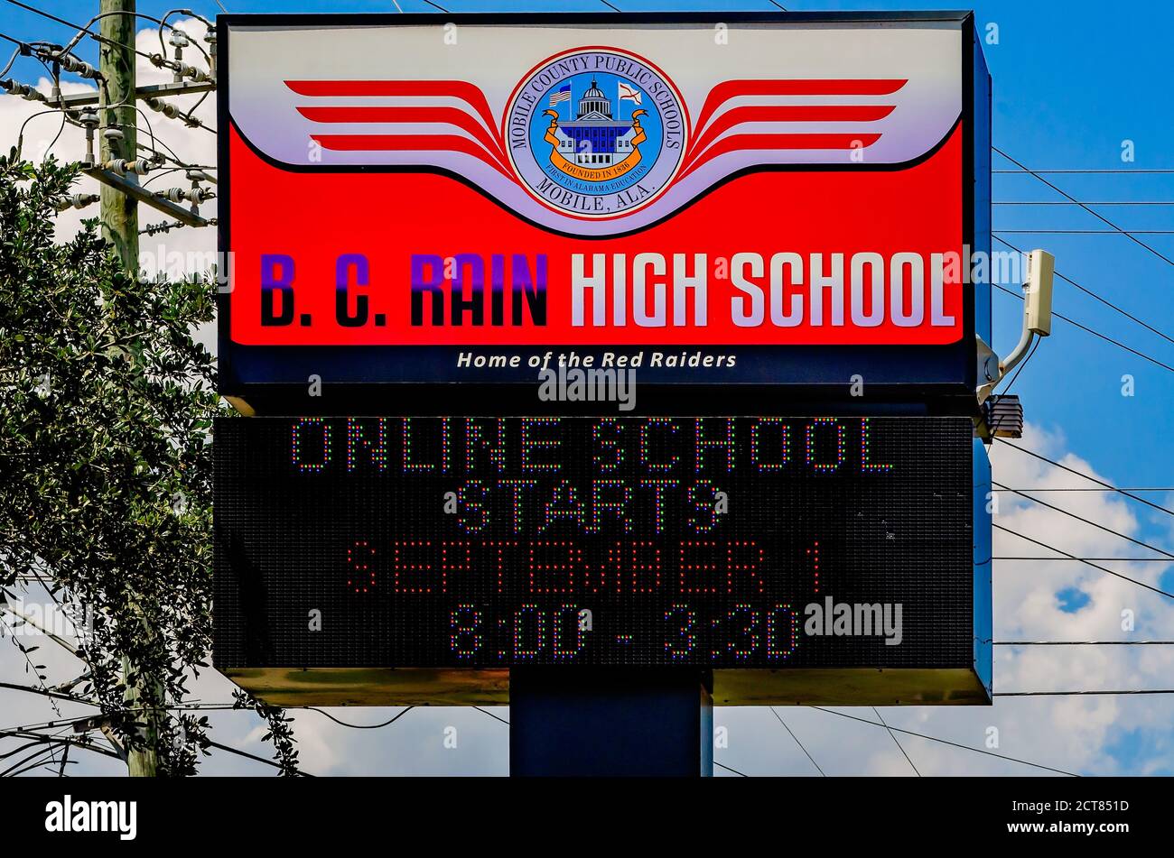 Un cartello annuncia il primo giorno di scuola online per studenti della B.C. Rain High School, 22 agosto 2020, a Mobile, Alabama. Foto Stock