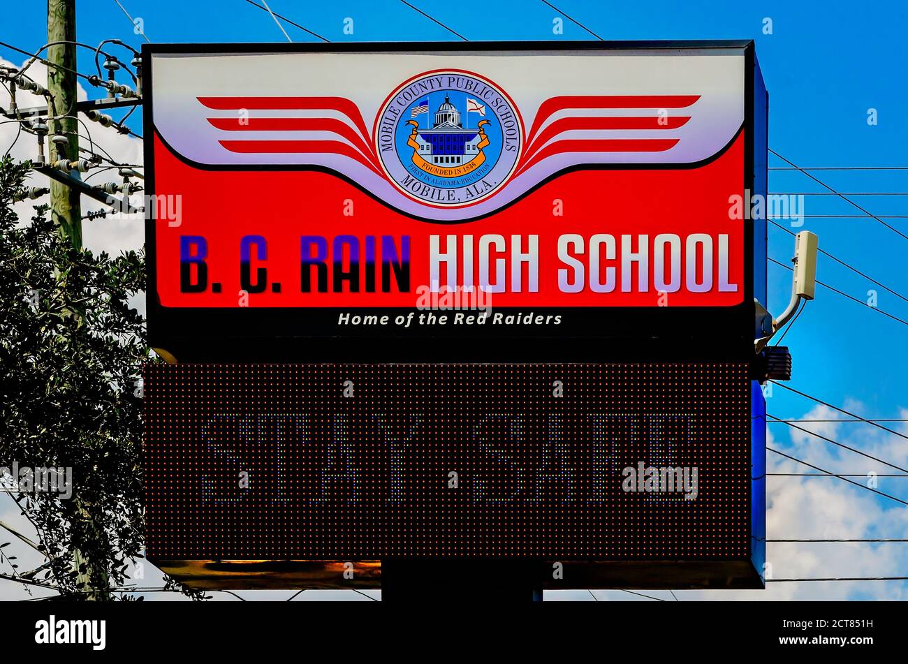 Un cartello ricorda agli studenti di rimanere al sicuro durante la pandemia COVID-19 alla B.C. Rain High School, 22 agosto 2020, a Mobile, Alabama. Foto Stock