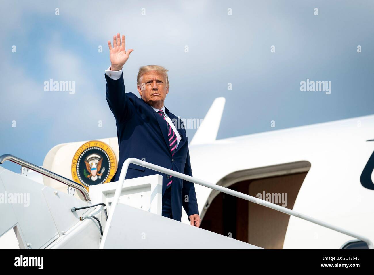 ANDREWS AIR FORCE BASE, MD, USA - 18 settembre 2020 - il presidente degli Stati Uniti Donald Trump ondeggia prima di salire a bordo dell'Air Force One alla base dell'aeronautica Andrews di Maryl Foto Stock
