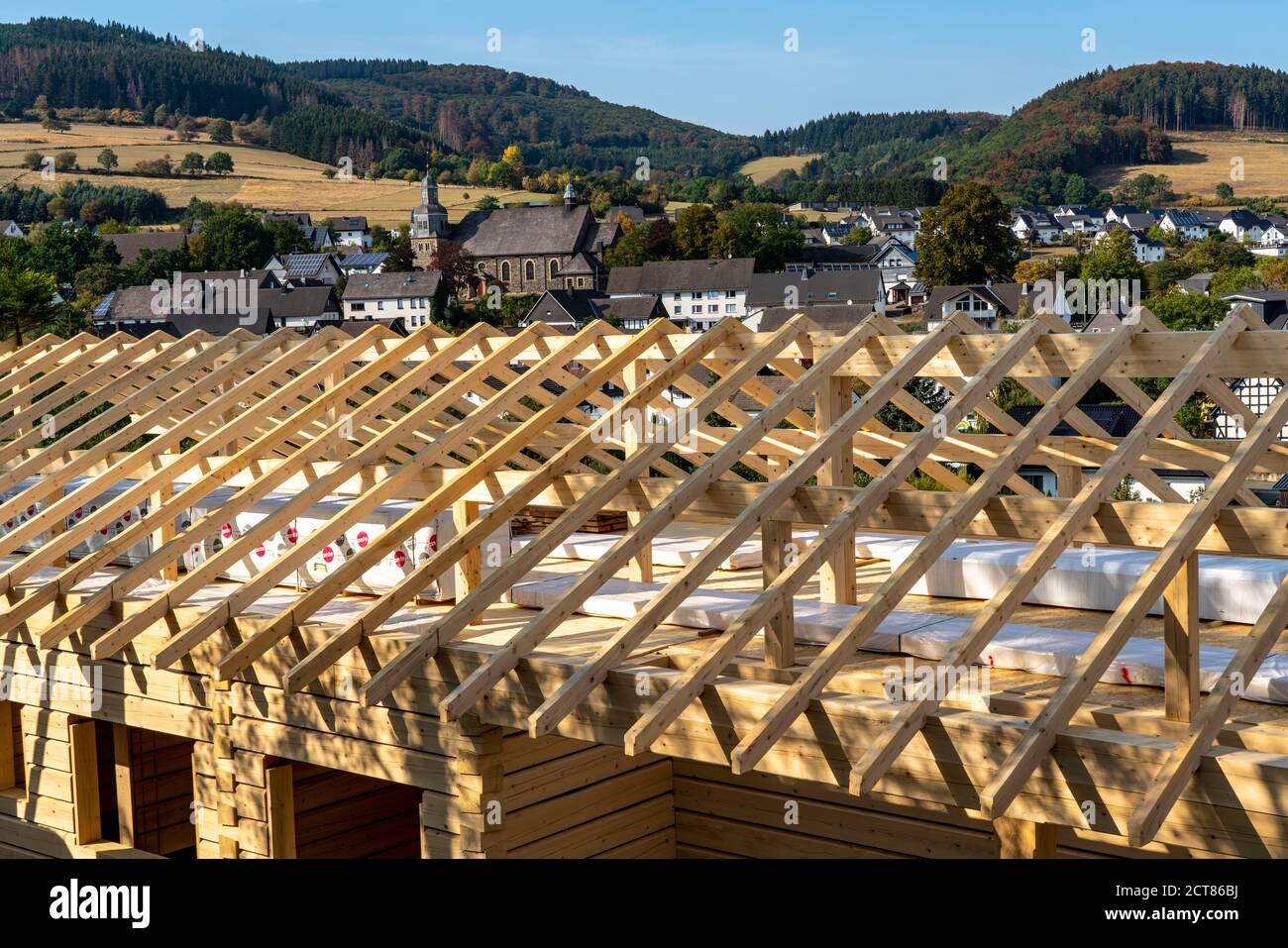 Conchiglia di una casa in legno, edificio, completamente in legno, nel villaggio di Hesborn, Sauerland, NRW, Germania Foto Stock