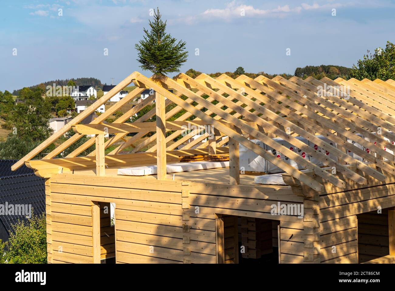 Conchiglia di una casa in legno, edificio, completamente in legno, nel villaggio di Hesborn, Sauerland, NRW, Germania Foto Stock