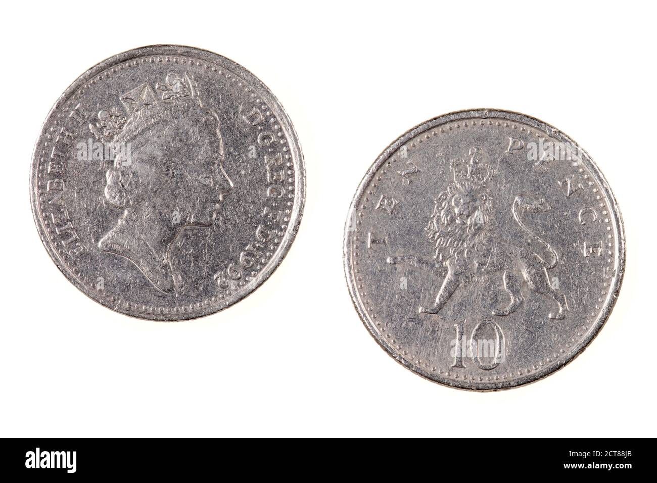 Primo piano di una moneta inglese da 10 Pence isolata uno sfondo bianco Foto Stock