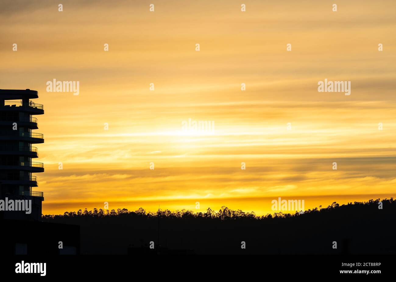 Silhouette di un moderno edificio di appartamenti con ufficio situato in un ambiente naturale foresta, Quito, Ecuador. Foto Stock