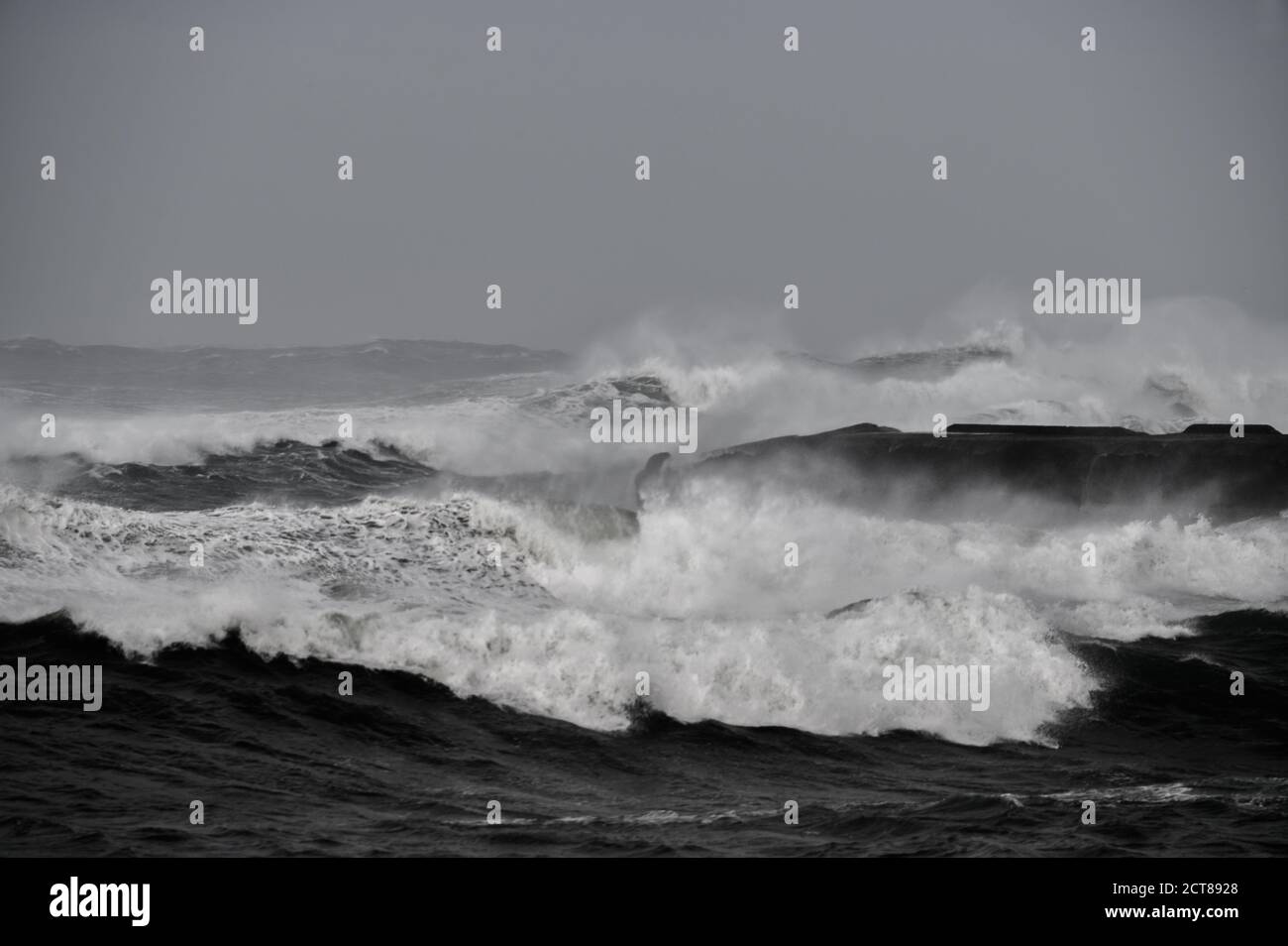Onde pericolose in mezzo all'oceano con spray dal vento Foto Stock