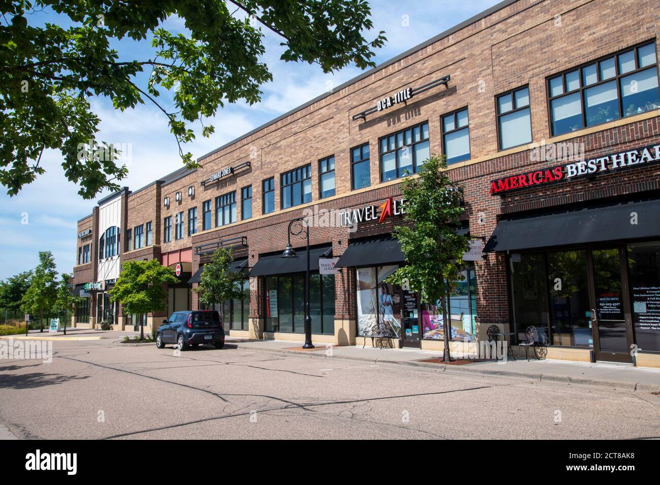 Mendota Heights, Minnesota. Piccolo centro commerciale locale aperto per affari ma a causa del covid 19 i clienti hanno paura di fare qualsiasi shopping nei negozi. Foto Stock