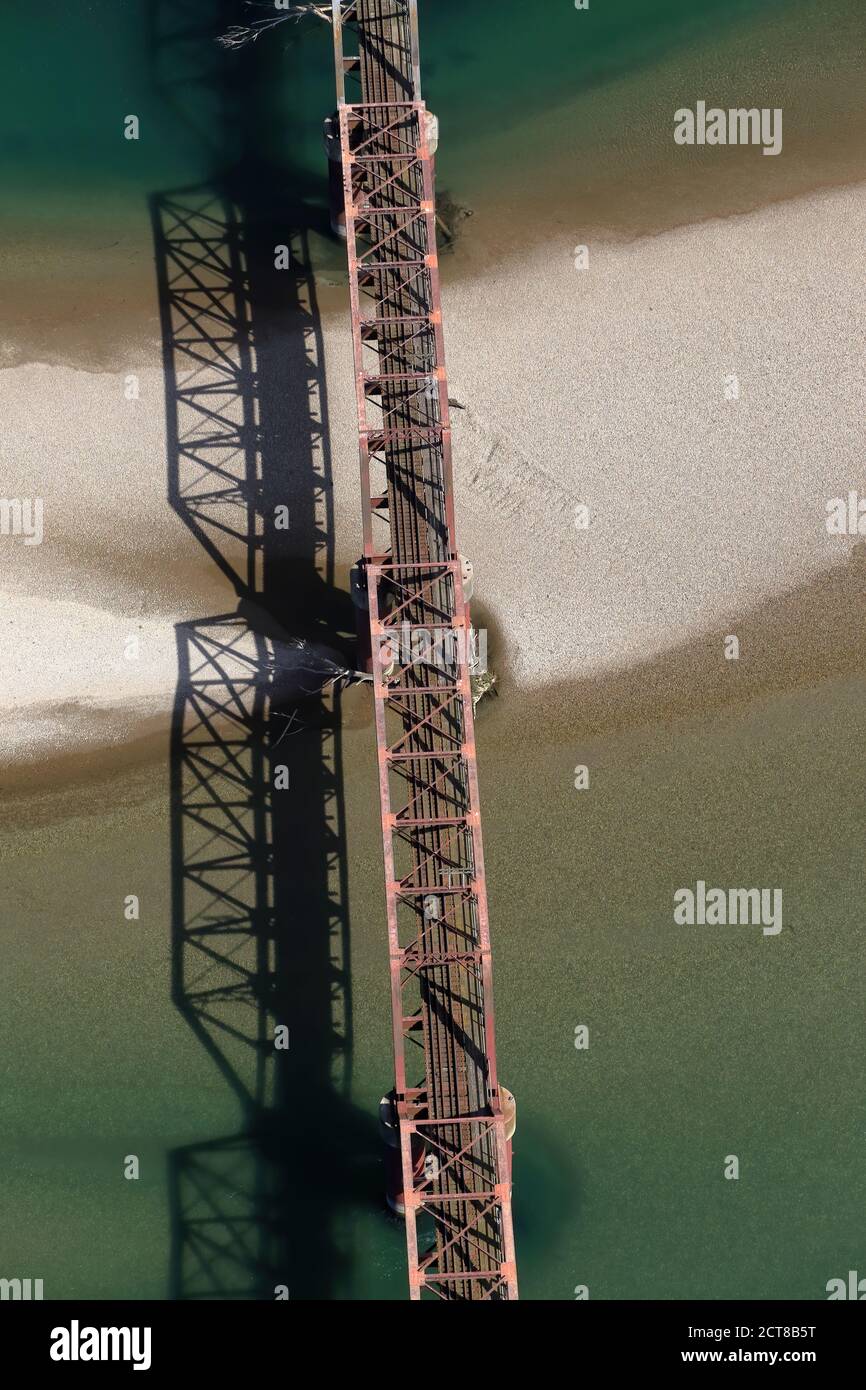 Vista aerea del ponte ferroviario di Balclitha sul fiume Clutha NZ Foto Stock