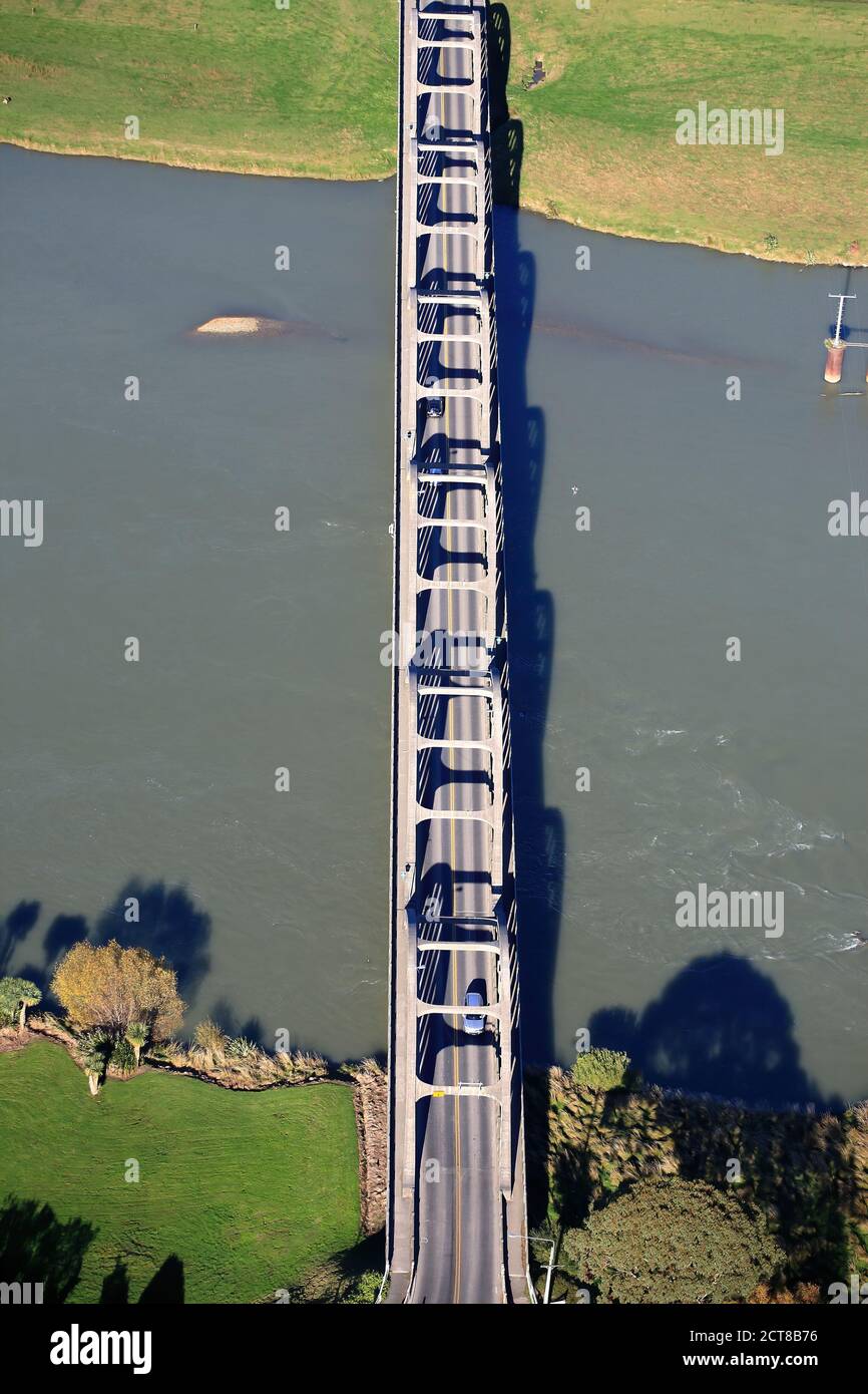 Vista aerea del ponte di Balclitha Road sul fiume Clutha NZ Foto Stock