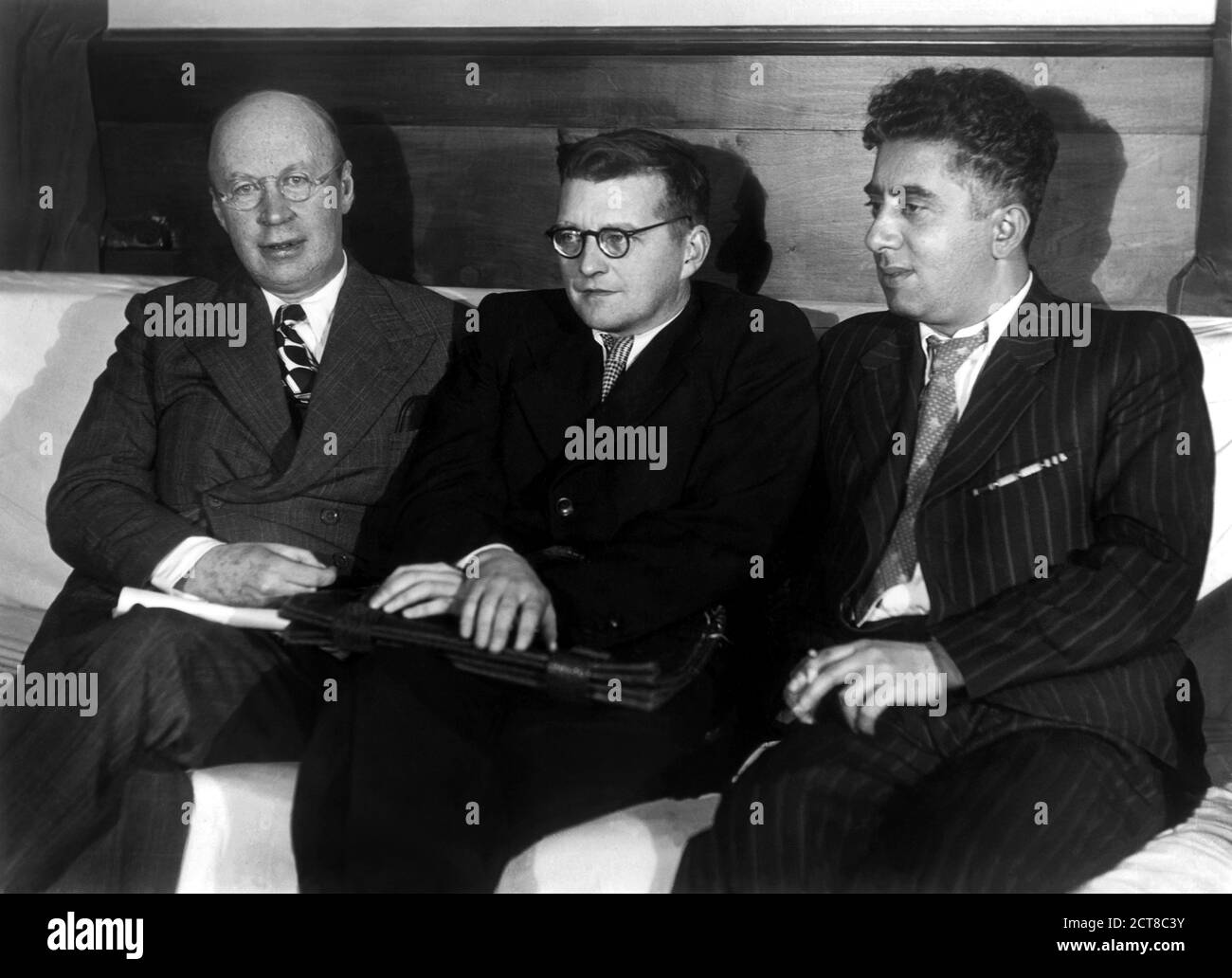 1950 ca, RUSSIA : il celebre compositore e pianista russo DMITRI SHOSTAKOVICH ( 1906 - 1975 ), al centro di questa foto, con il compositore SERGEI PROKOFIEV ( 1891 - 1953 ), a sinistra, e il compositore russo-armeno ARAM l'ich KHACHATURIAN ( 1903 - 1978 ). Fotografo sconosciuto . - DMITRY Dmitrij Dmitrievic Šostakovic - Prokofieff - COMPOSITORE - MUSICISTA - OPERA LIRICA - MUSICA CLASSICA - classica - cravatta - occhiali da vista - Lens --- Archivio GBB Foto Stock