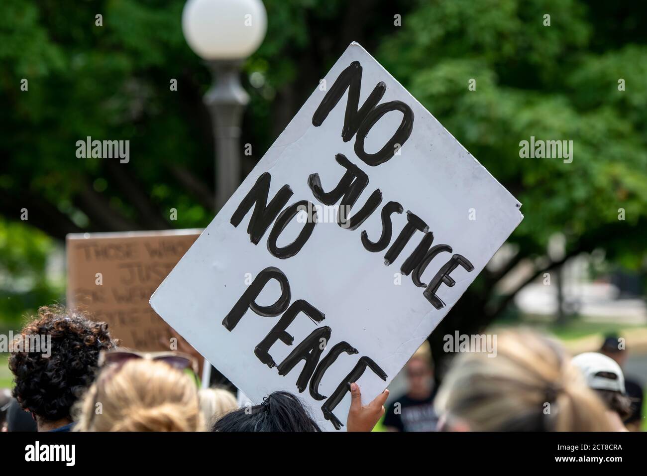 St. Paul, Minnesota. 22 agosto 2020. I giovani marciano e radunano per porre fine alla violenza. Il protestore che tiene un no giustizia nessun segno di pace al rally. Foto Stock