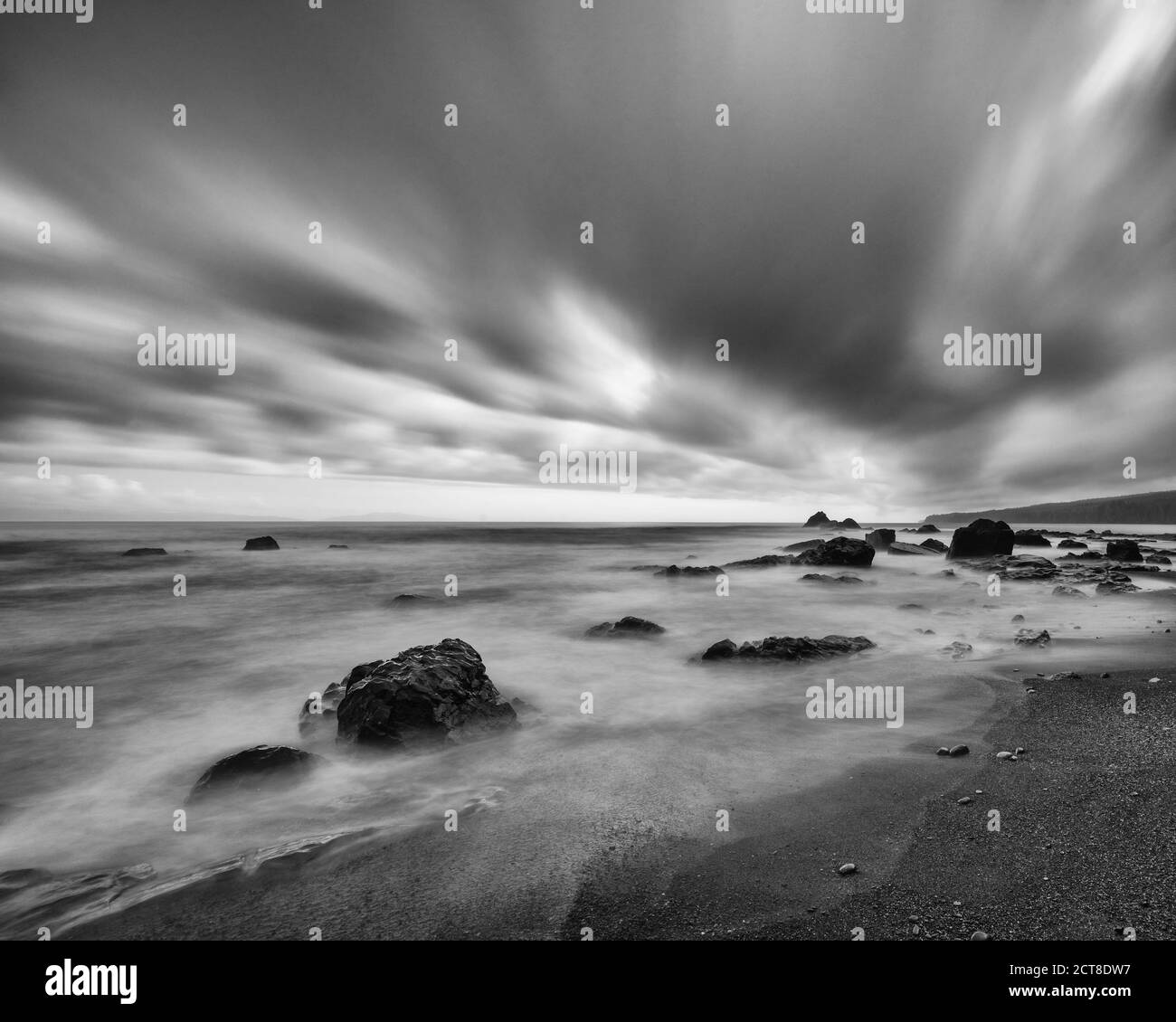 Spiaggia di Sombrio punteggiata di rocce in bianco e nero, Vancouver Island, BC Foto Stock