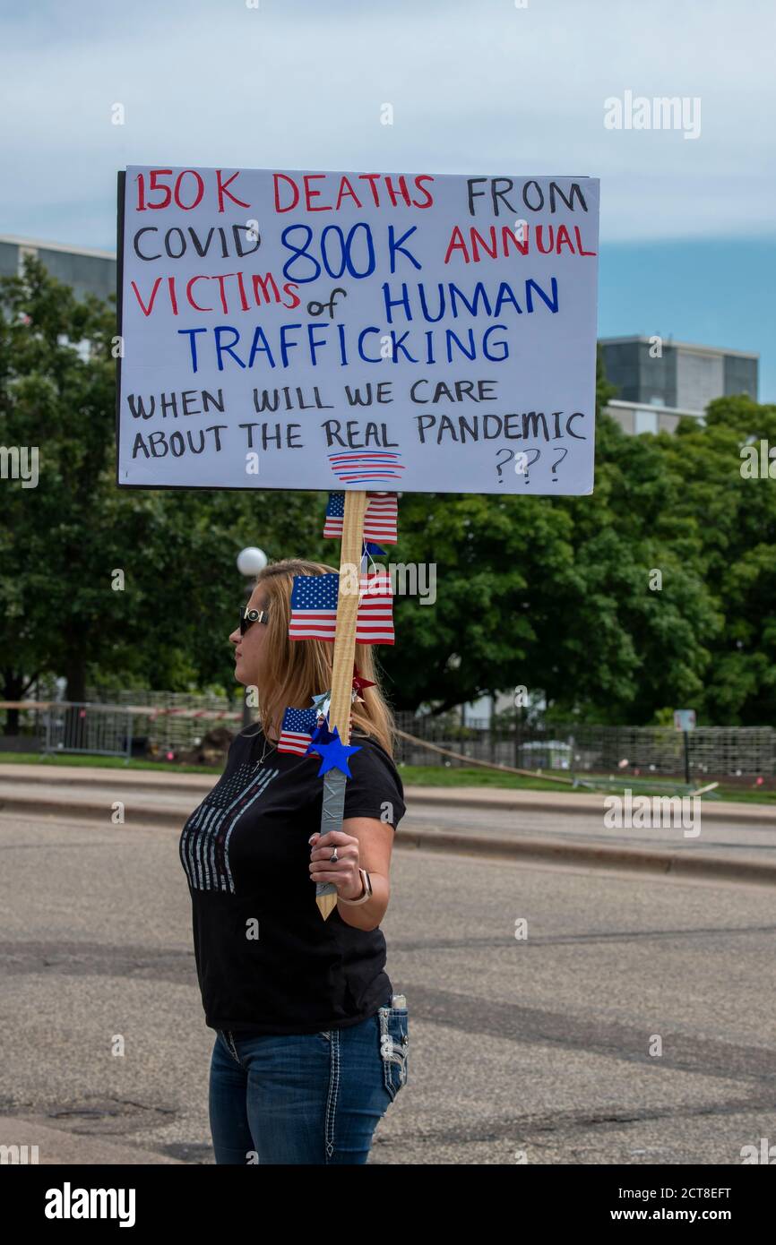 St. Paul, Minnesota. 22 agosto 2020. Salva la protesta dei nostri figli. Manifestante che ha un cartello di traffico di esseri umani. Foto Stock