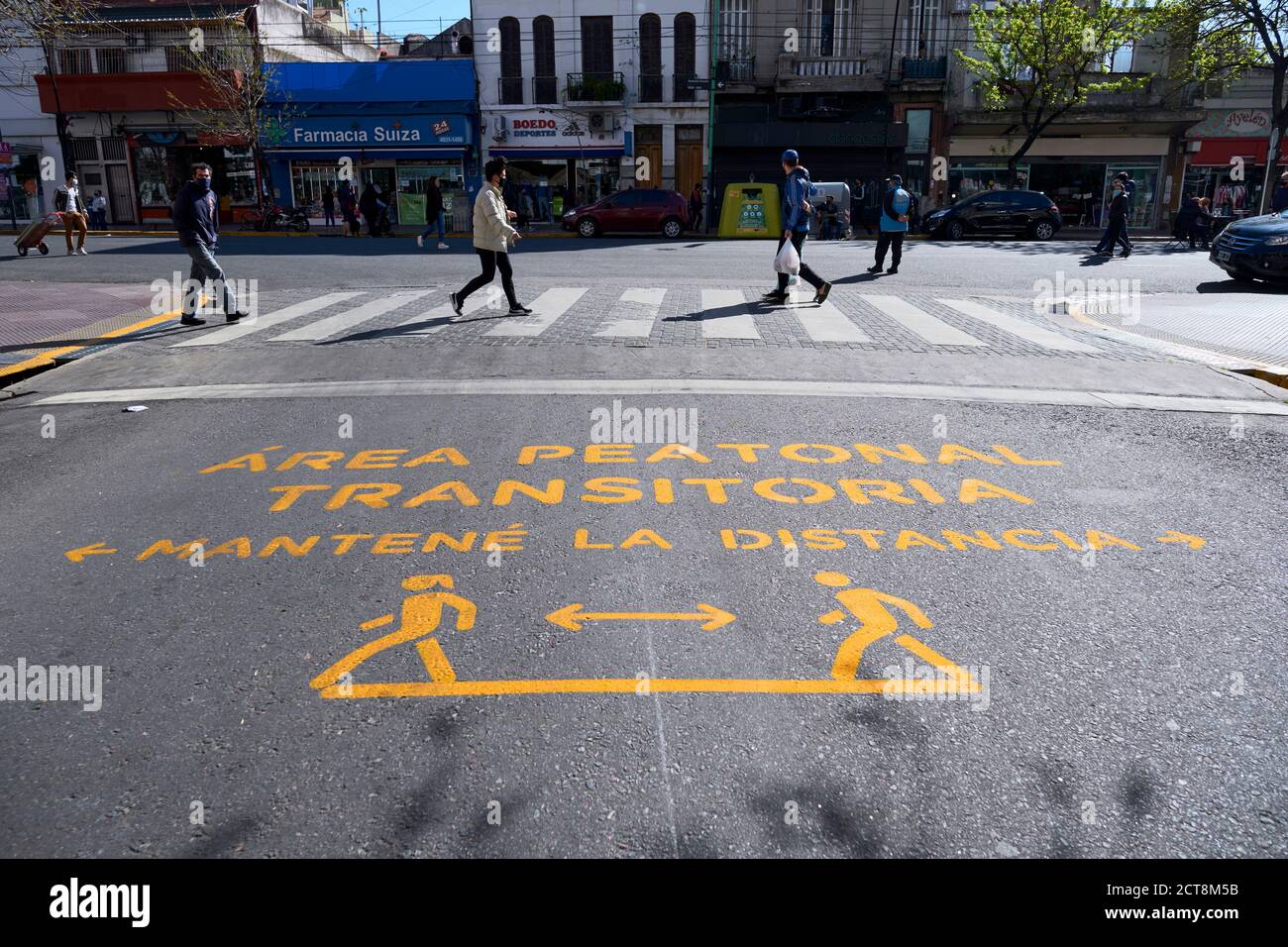 Buenos Aires / Argentina; 19 settembre 2020: Testo: Zona pedonale transitoria. Mantenga la vostra distanza. Strada pedonale durante la pandemia di covid a fa Foto Stock