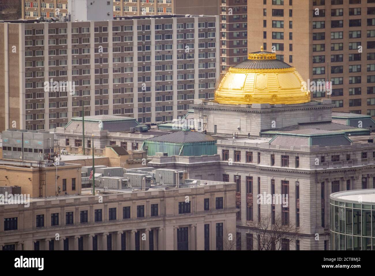 Vista della cupola dorata al Municipio di Newark e dintorni edifici del centro Foto Stock