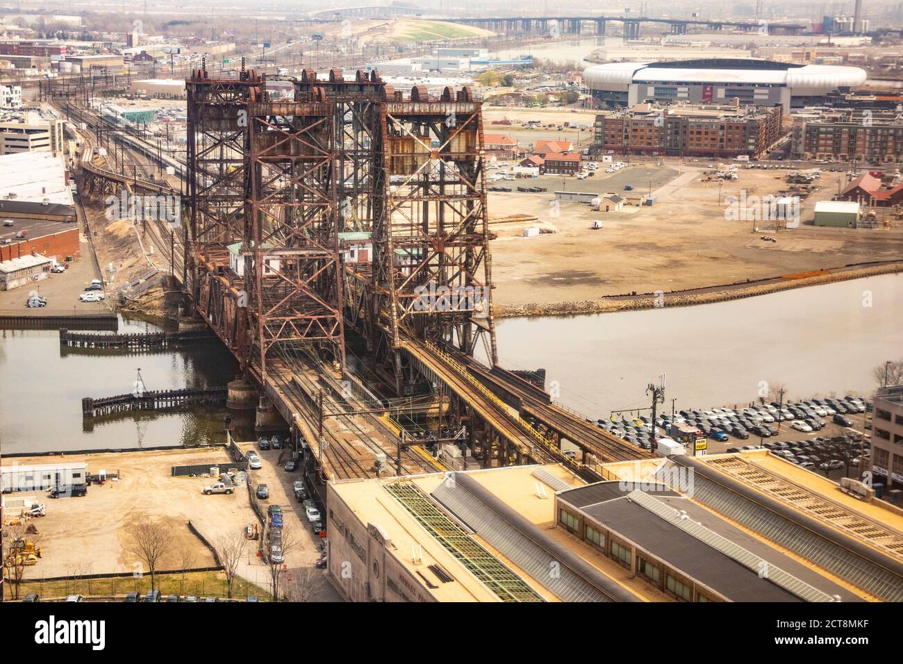 Vista grintosa del Dock Bridge (Amtrak Dock Vertical Lift) sul fiume Passaic; la Red Bull Arena e lo skyline di NYC visti in lontananza. Foto Stock