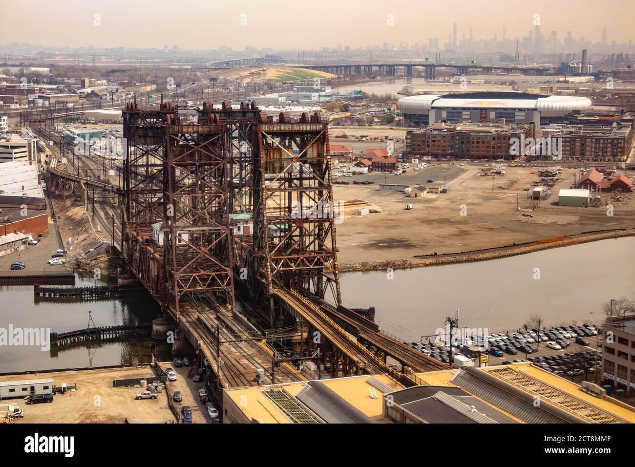 Vista grintosa del Dock Bridge (Amtrak Dock Vertical Lift) sul fiume Passaic; la Red Bull Arena e lo skyline di NYC visti in lontananza. Foto Stock