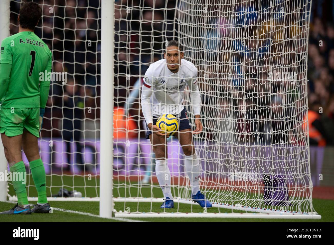 Virgil Van Dijk di Liverpool prende la palla dalla sua rete, mentre Villa prende il comando. PHOTO CREDIT : © MARK PAIN / ALAMY STOCK PHOTO Foto Stock