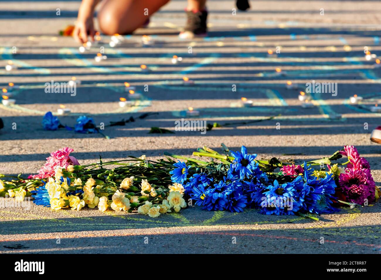 Washington, DC, USA, 5 settembre 2020. Nella foto: Fiori messi in memoria di Deon Kay come una donna illumina l'ultima delle candele nel suo nome sulla F Foto Stock