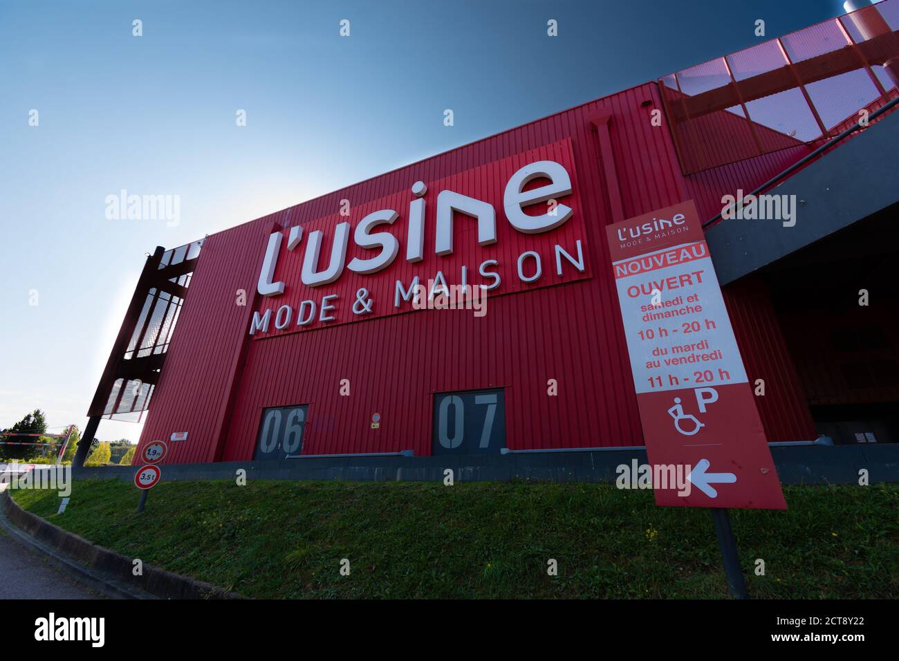 VELIZY-VILLACOUBLAY, FRANCIA - 20 SETTEMBRE 2020: Vista esterna dell'edificio di l'Usine Mode & Maison, villaggio outlet con più di 160 br Foto Stock