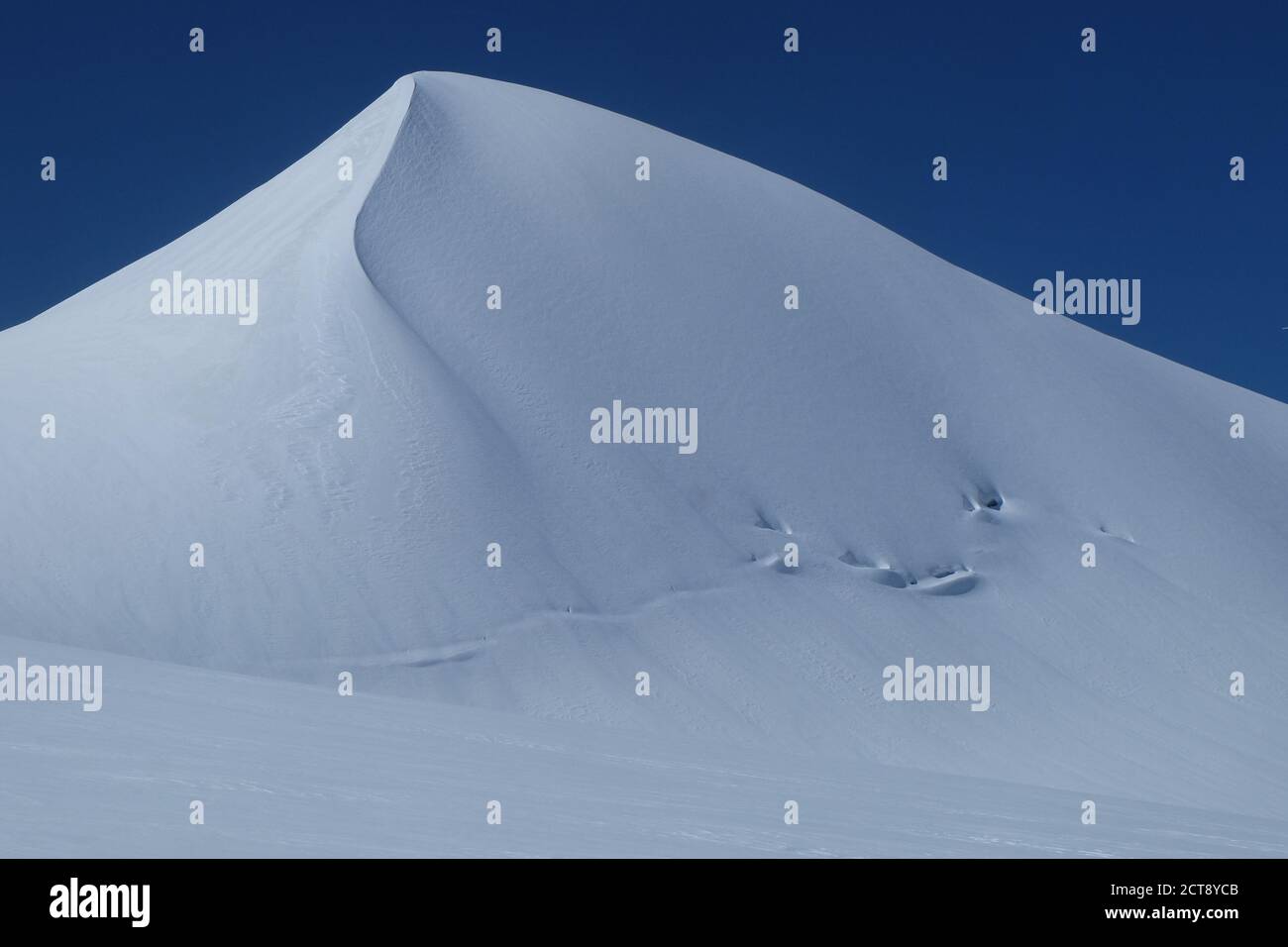 La perfetta piramide bianca: Pointes d'Oren, vetta di montagna al confine con l'Italia nelle alpi svizzere Foto Stock