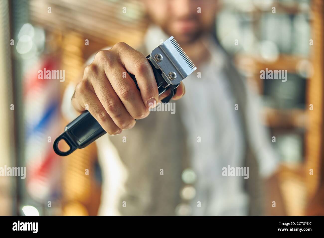 Foto del regolacapelli elettrico nelle mani di uno stylist Foto Stock