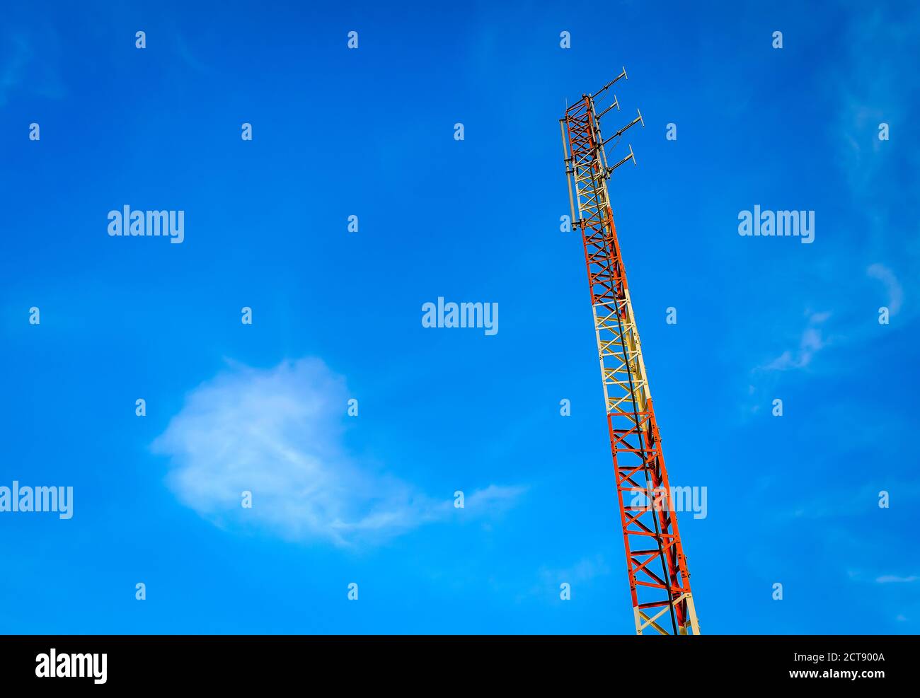 Torre mobile rossa e bianca con un cielo blu chiaro sullo sfondo. Foto in prospettiva, ripresa dal basso. Foto Stock