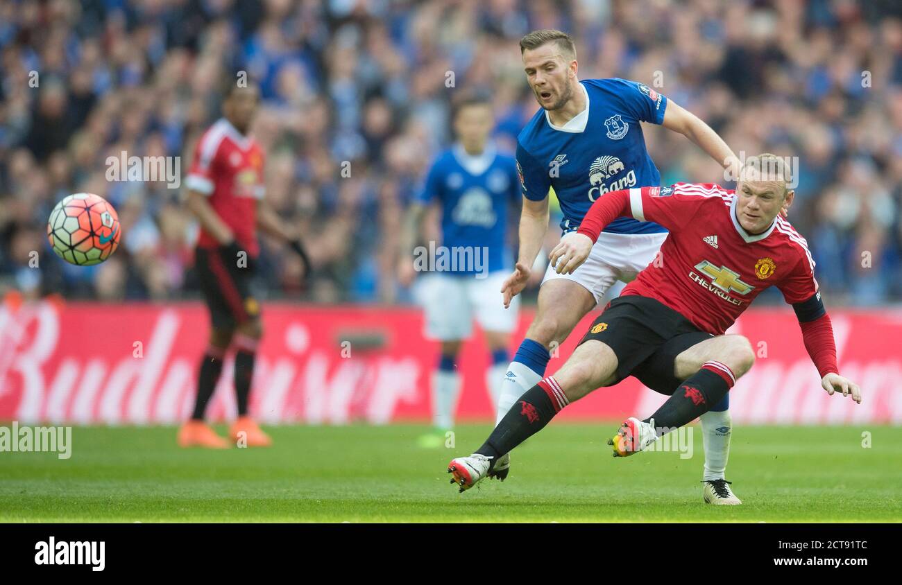 WAYNE ROONEY COMBATTE CON TOM CLEVERLEY EVERTON contro MANCHESTER UTD fa Cup Semifinale - Wembley. Foto del Copyright : Mark Pain 23/04/2016 Foto Stock