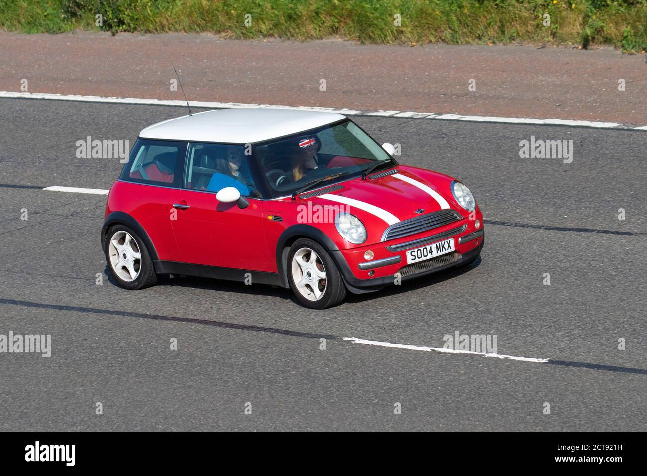 2004 Red Mini Cooper; veicoli in movimento per il traffico veicolare, automobili che guidano veicoli su strade del Regno Unito, motori, motori sulla rete autostradale M6. Foto Stock