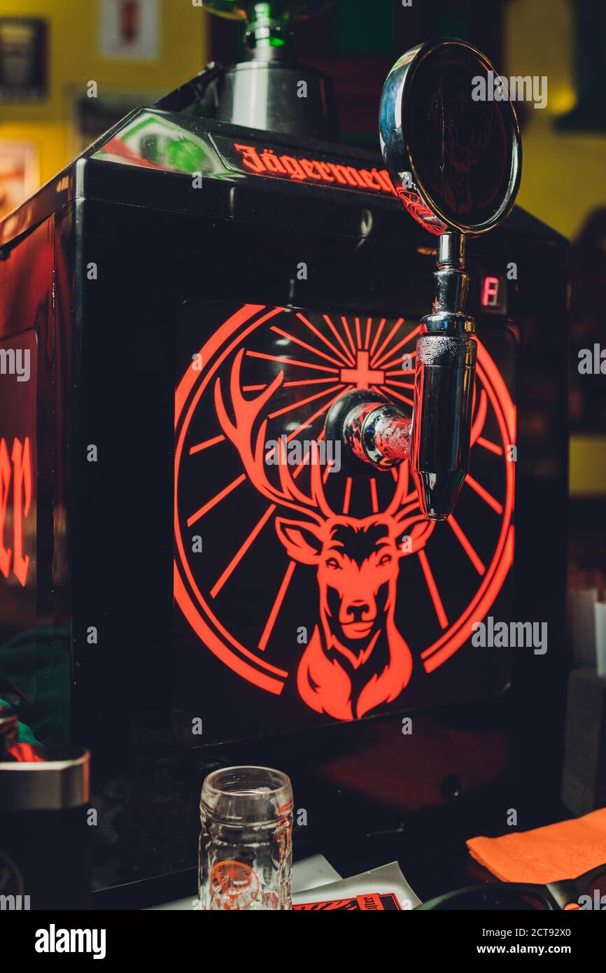 Ufa, Russia, PUB di HARAT, 15 novembre 2019: Bevande alcoliche Jagermeister al bar. Il barman versa un bicchiere. Foto Stock
