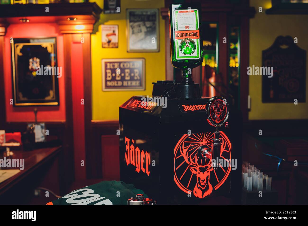 Ufa, Russia, PUB di HARAT, 15 novembre 2019: Bevande alcoliche Jagermeister al bar. Il barman versa un bicchiere. Foto Stock