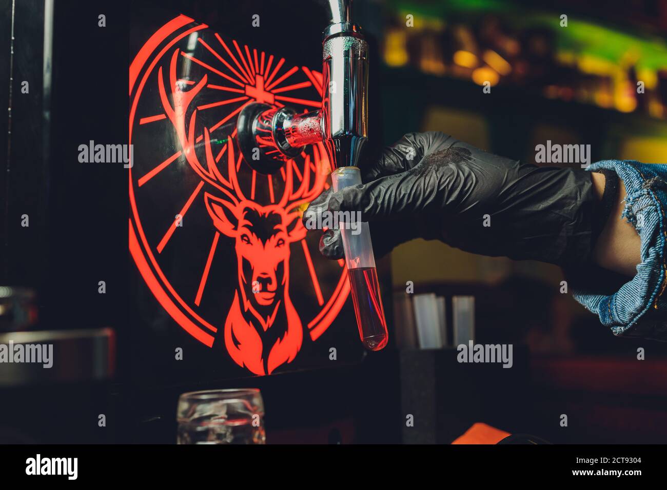 Ufa, Russia, PUB di HARAT, 15 novembre 2019: Bevande alcoliche Jagermeister al bar. Il barman versa un bicchiere. Foto Stock